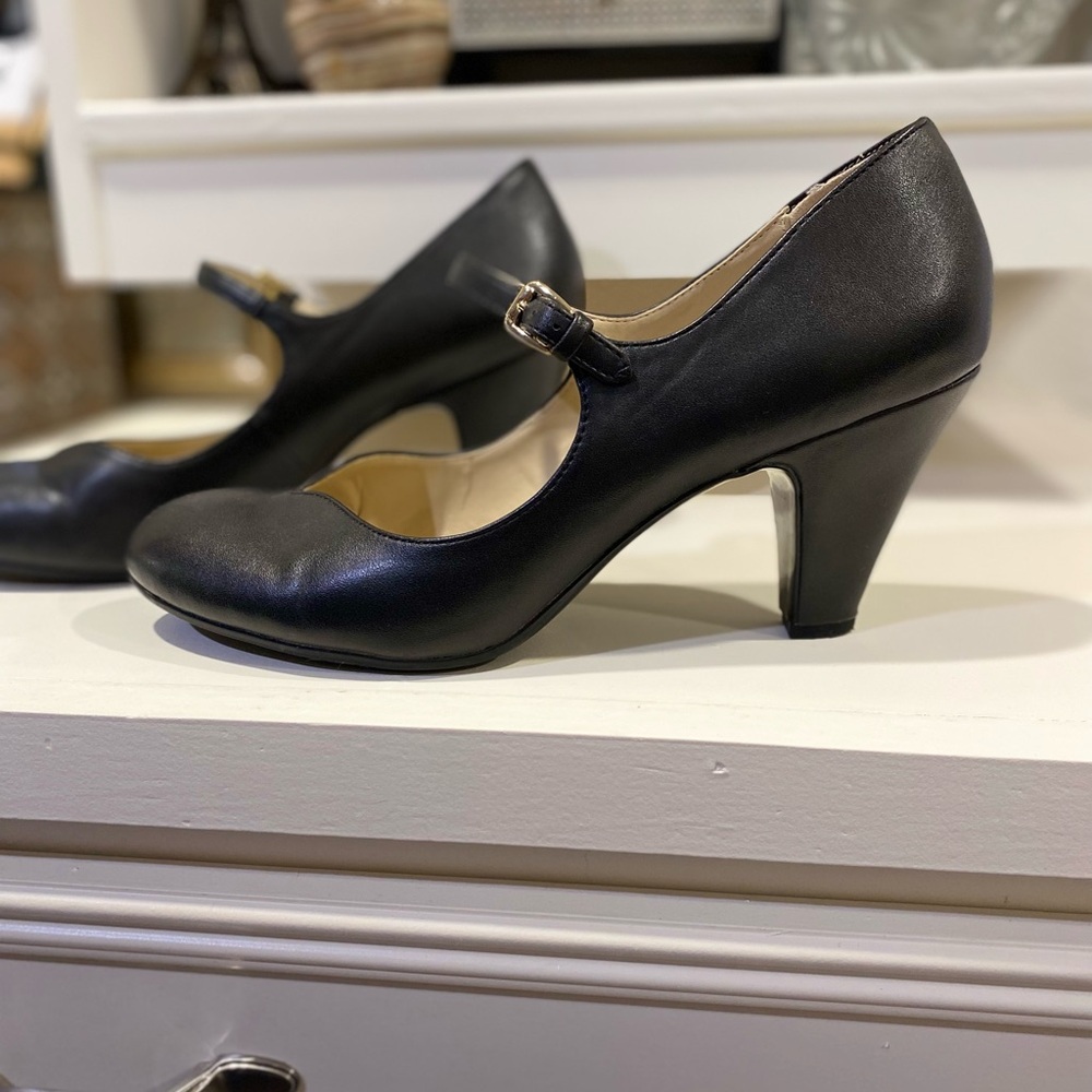 Naturalizer size 9 1/2 wide black